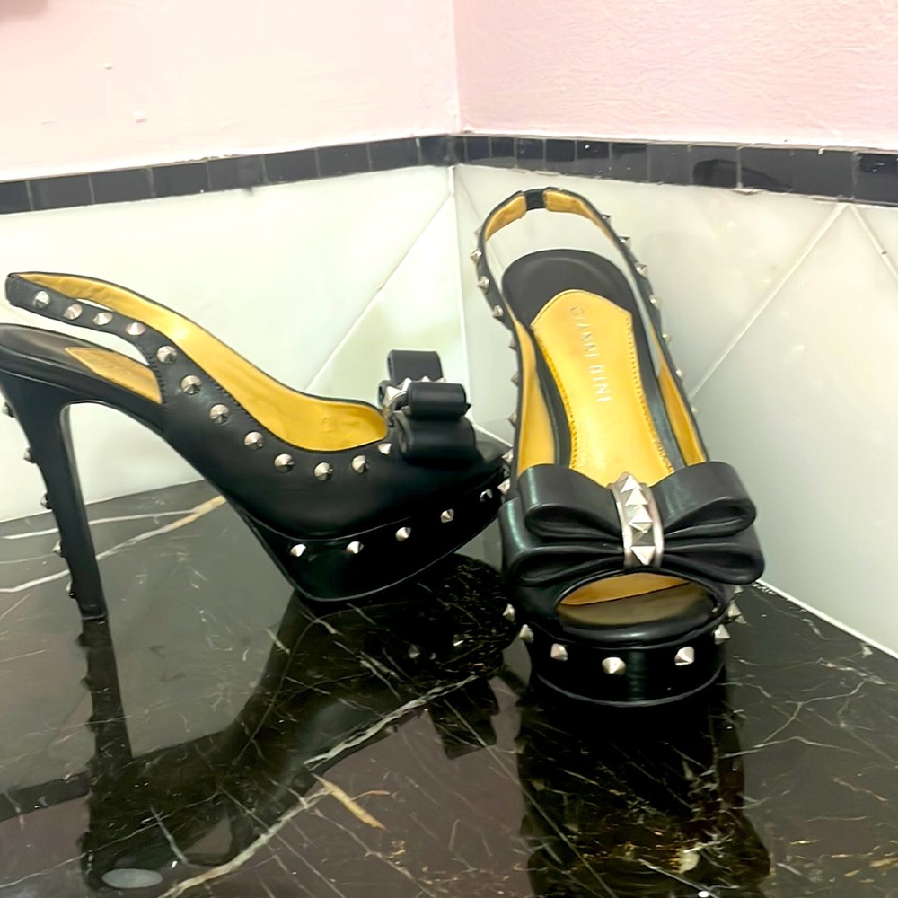 Gianni Bini slightly worn size 6M  platform at toes is 1 in heel height is 5 in